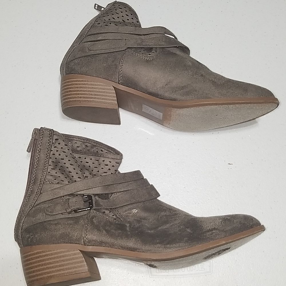 Cityclassified booties size 9